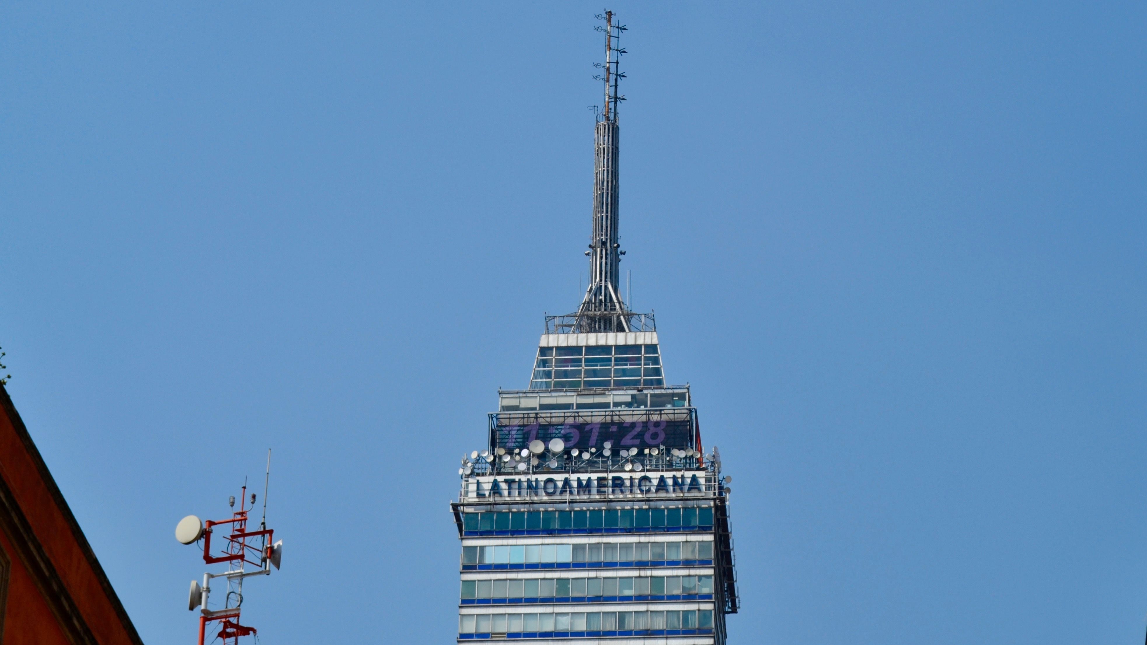 La Torre Latinoamericana estrena su tercer reloj La Torre Latinoamericana estrena su tercer reloj