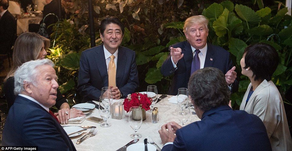 La cena de Trump, el primer ministro japonés y el dueño de los Patriotas