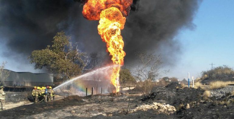 Ducto de Pemex presenta fuga e incendio en Jalisco