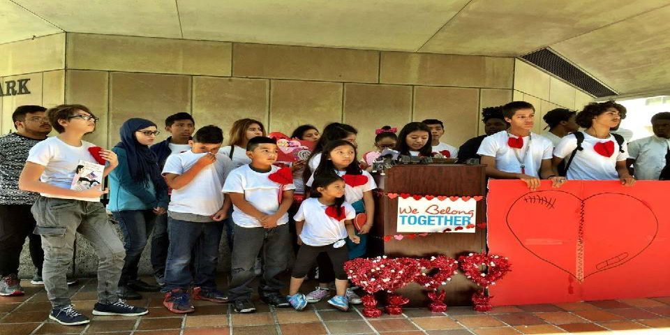 Niños piden al alcalde de Miami que evite deportaciones