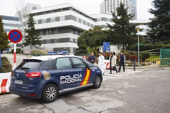 Hombre se arroja por la ventana con su bebé en brazos
