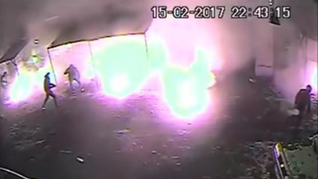 Video: hooligans de Legia atacan a aficionados del Ajax