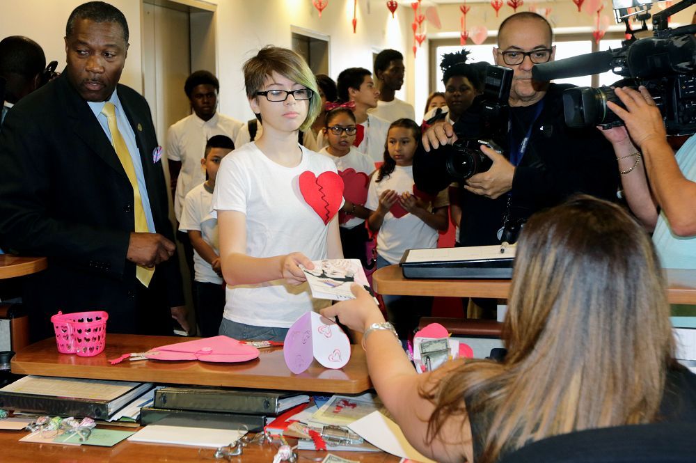 Niños piden al alcalde de Miami que evite deportaciones - Miami-Dade-1