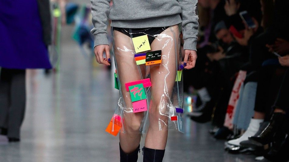 Usan notas adhesivas en Semana de la Moda de Londres