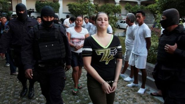 Presentadora de TV detenida niega vínculos con cárteles mexicanos