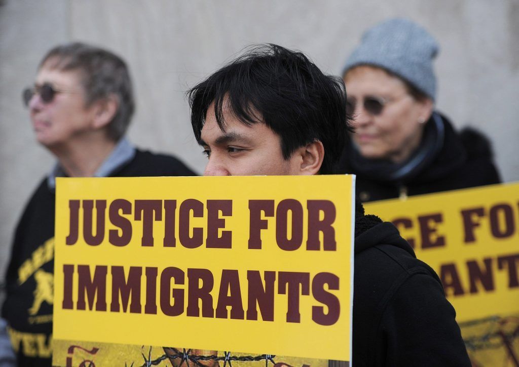 Nuevas medidas migratorias alteran vida de migrantes - SOP-AP-SPANA-SPAN-PA-_Medi-1024x725