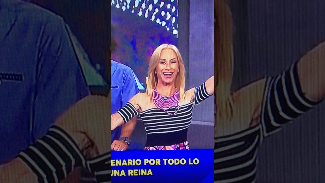 Video: conductora pierde un diente en transmisión en vivo