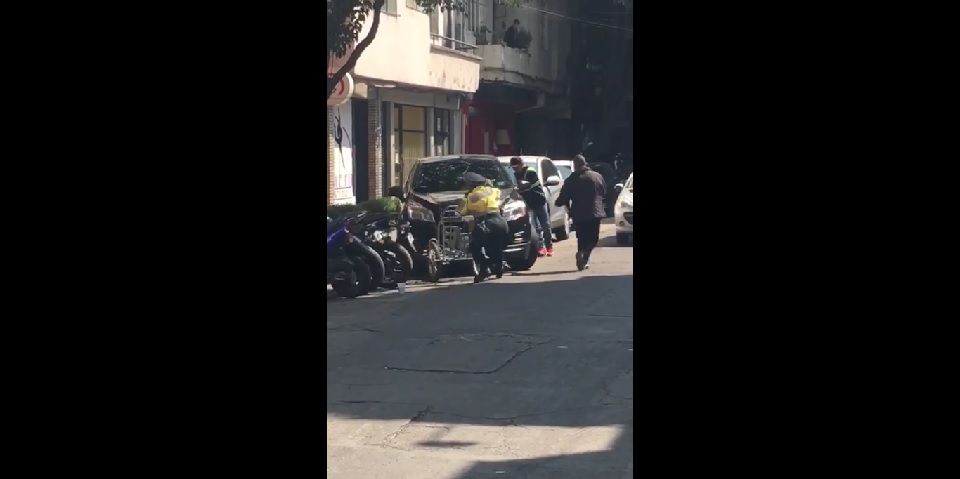 Video: conductor atropella a policía para evitar infracción Video: conductor atropella a policía para evitar infracción