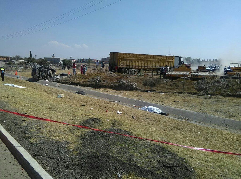 Volcadura en el Circuito Exterior Mexiquense deja al menos cuatro muertos