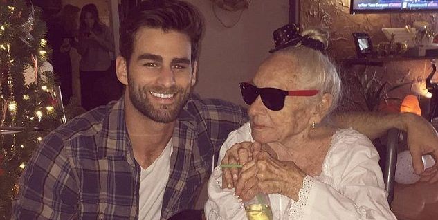 Actor de Hollywood invita a anciana a vivir sus últimos días en su casa