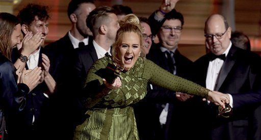Adele rompe premio Grammy en dos para compartirlo con Beyoncé