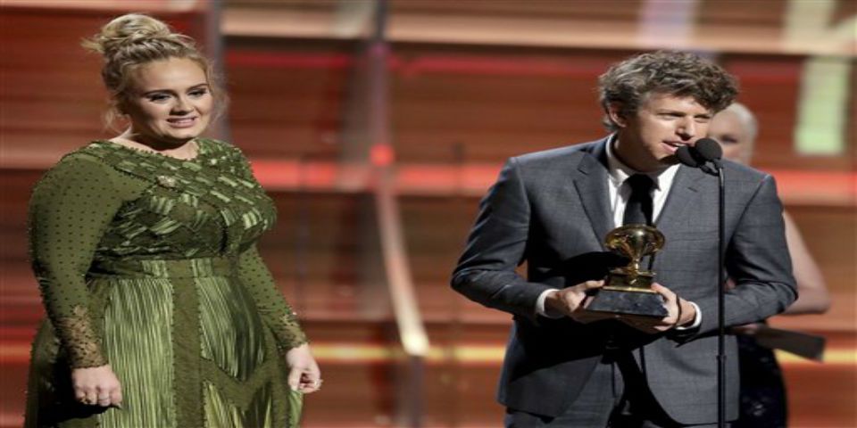 Adele se lleva la noche en los Grammy