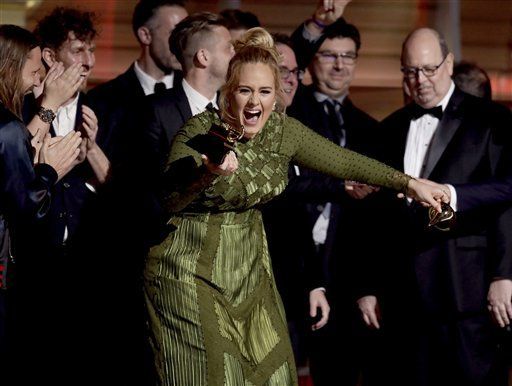 Adele rompe premio Grammy en dos para compartirlo con Beyoncé - adele