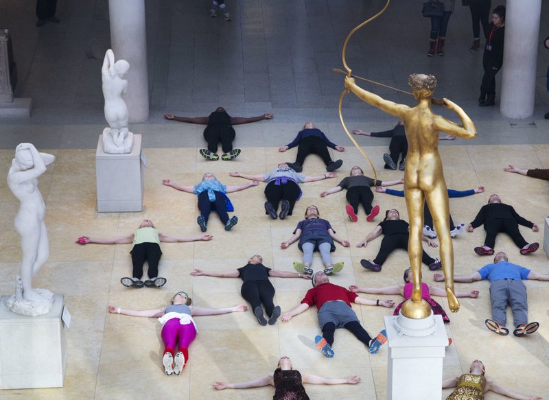 Ofrecen clases de aerobics en el MOMA