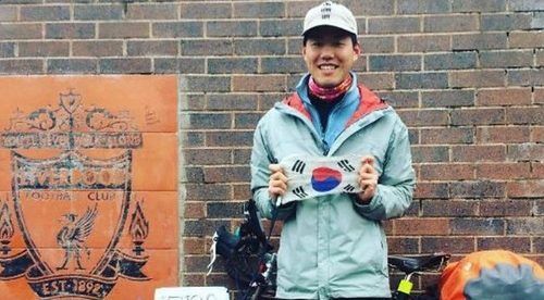 Aficionado recorre 16 mil km en bicicleta para ver al Liverpool