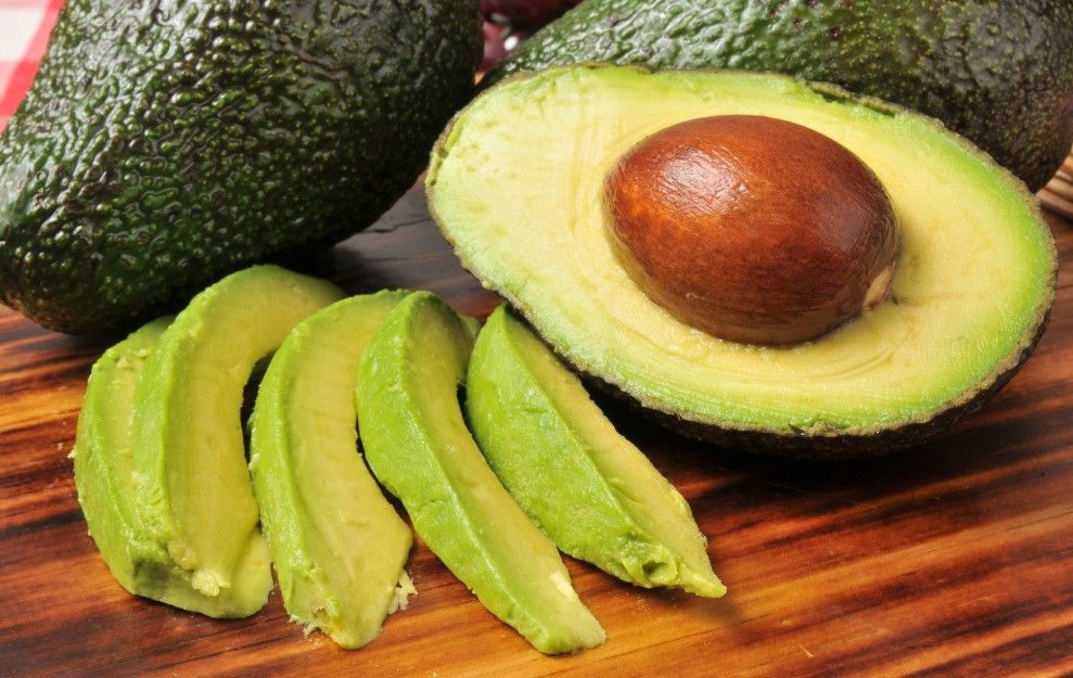 Cinco alimentos que combaten los efectos de trabajar sentado - aguacates-mexicanos