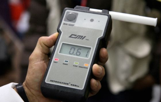 Endurecen penas para quien conduzca y use el celular - alcoholi