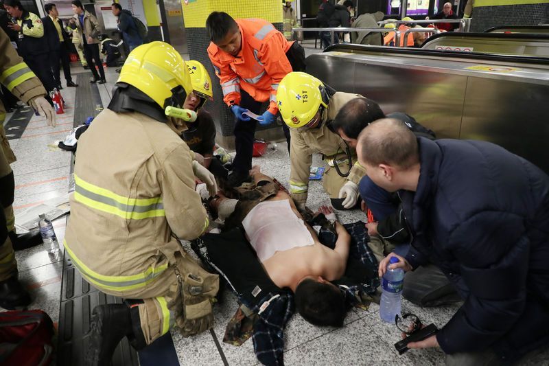 Ataque en metro de Hong Kong deja 19 lesionados - an-injured-person-is-under-medical-treatment-inside-a-subway-data