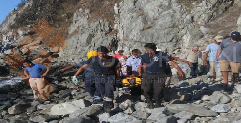 Pescador cae a un risco de 10 metros en Zihuatanejo