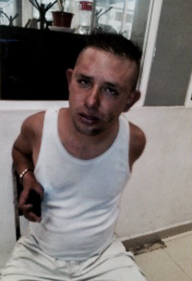 Sujeto asalta con sable microbús en Iztapalapa - asaltante-espada