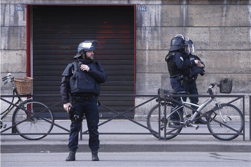 Abaten a hombre que atacó a soldados en París - atacante-louvre-1