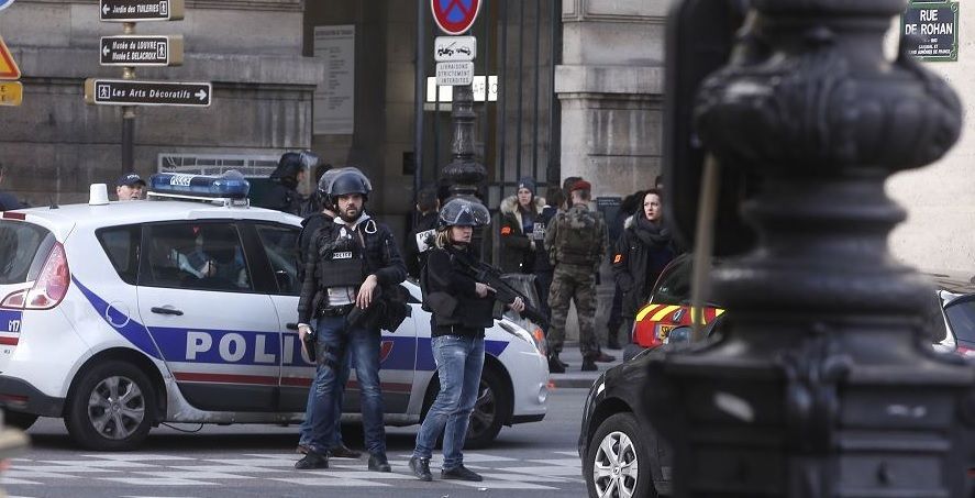 Francia califica de terrorista ataque contra soldados en Louvre