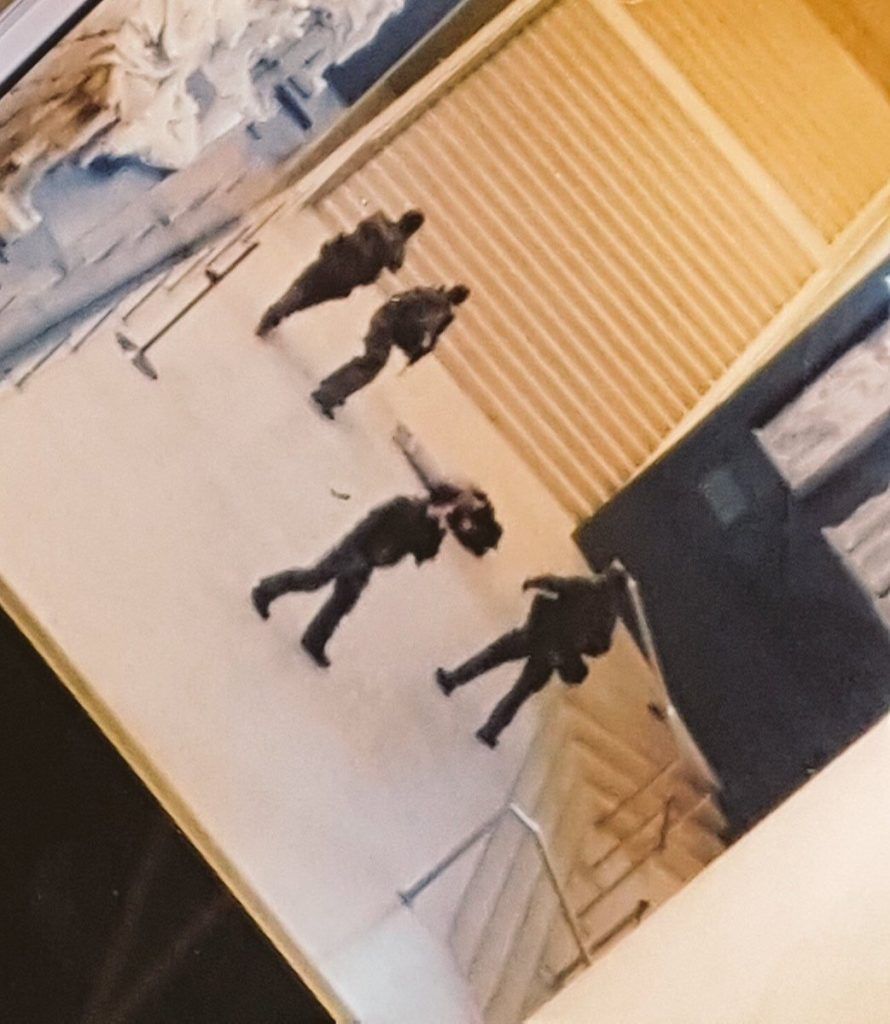 Francia califica de terrorista ataque contra soldados en Louvre - atacante-louvre-4-890x1024