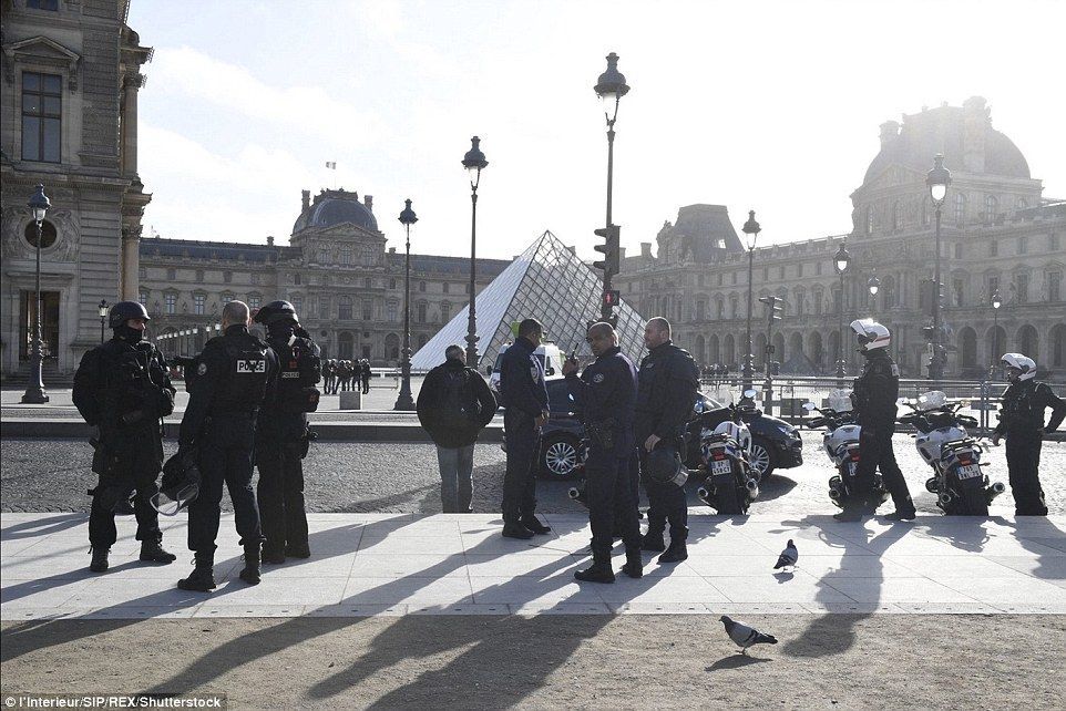 Fiscal afirma que atacante en París es egipcio - atacante-louvre-shuttershock
