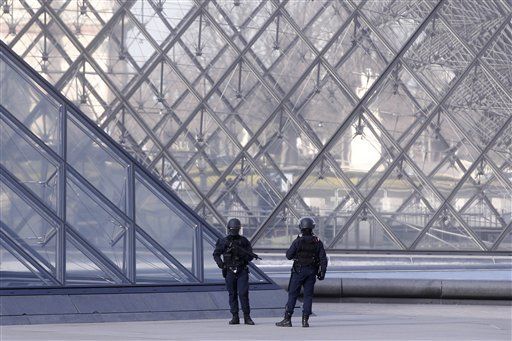 Abaten a hombre que atacó a soldados en París - atacante-louvre