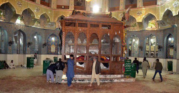 Atentado suicida en santuario de Pakistán deja al menos 70 muertos - atentado-pakistan-2