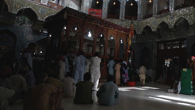 Atentado suicida en santuario de Pakistán deja al menos 70 muertos - atentado-pakistan