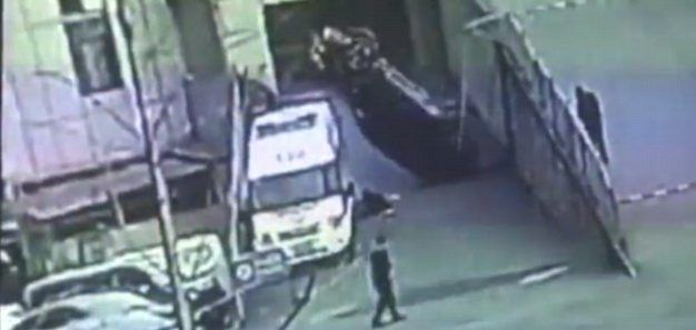 Video: madre e hijo se salvan de ser aplastados por un auto