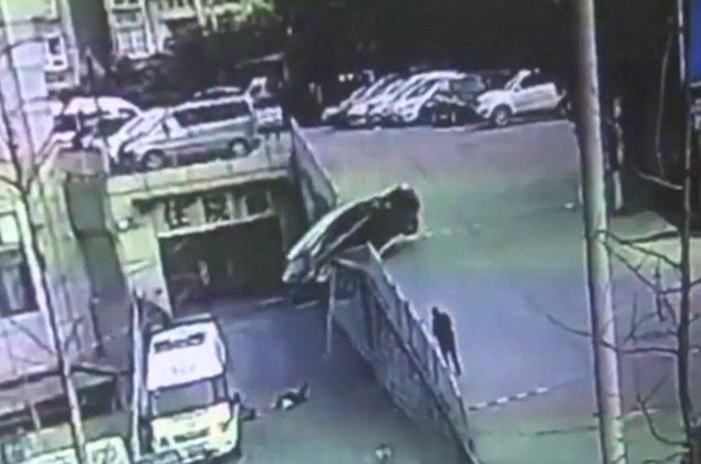 Video: madre e hijo se salvan de ser aplastados por un auto - auto