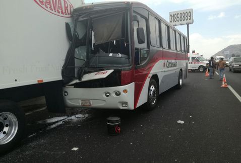 Choque entre autobús y tráiler en la autopista México-Puebla deja 16 lesionados