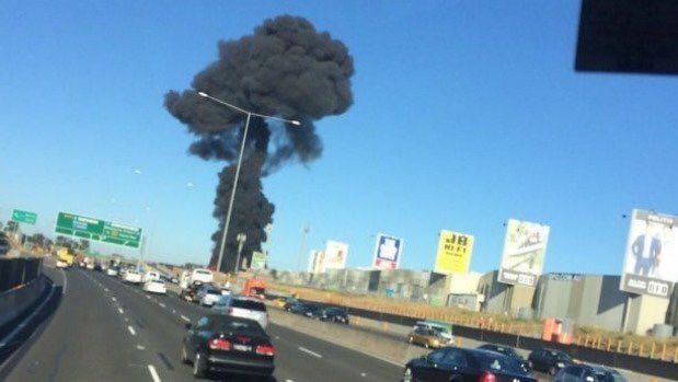 Avión pequeño se estrella contra centro comercial en Australia - avion-pequeño