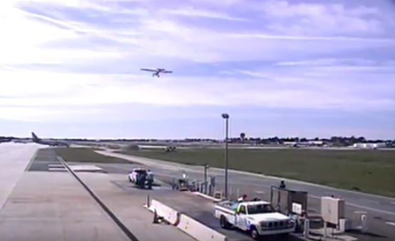 Video: el momento en que Harrison Ford casi provoca un accidente aéreo