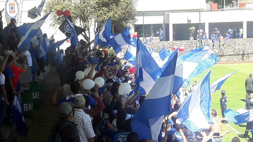 Barra de Cruz Azul anima al equipo y vuelve el amor a La Noria