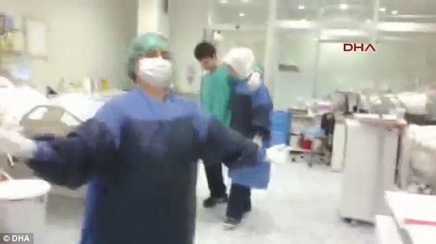 Video: despiden a empleados de hospital por bailar frente a pacientes en coma - baile-2
