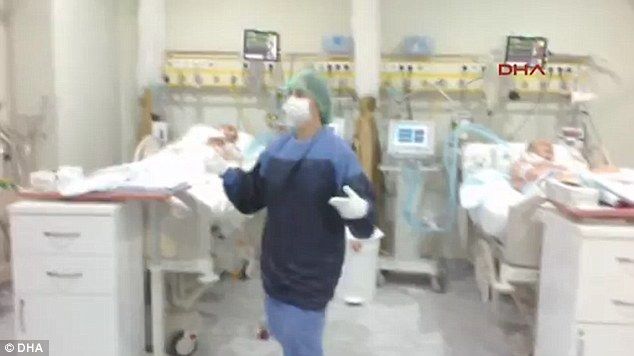 Video: despiden a empleados de hospital por bailar frente a pacientes en coma