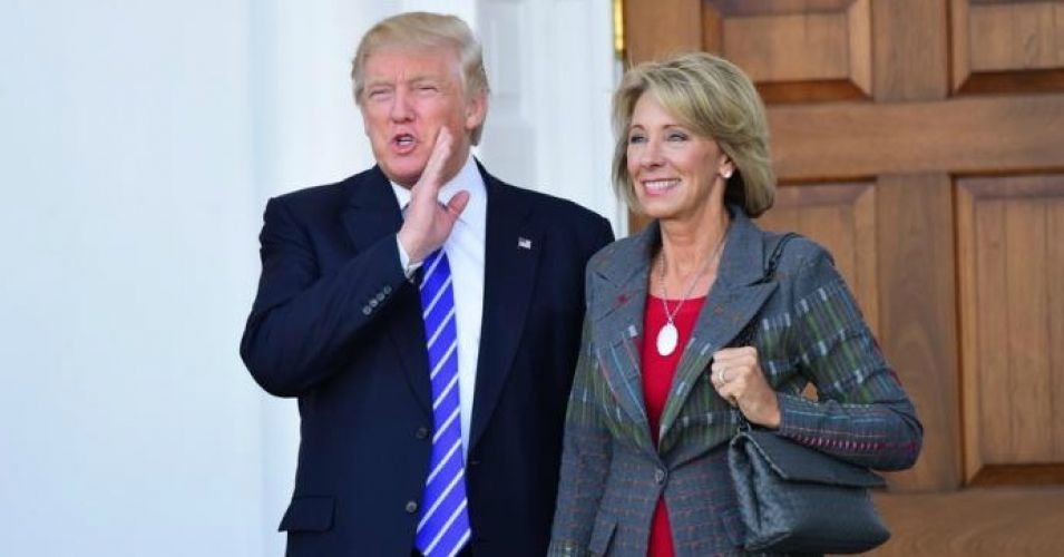 Betsy DeVos es la nueva secretaria de Educación de EE.UU.