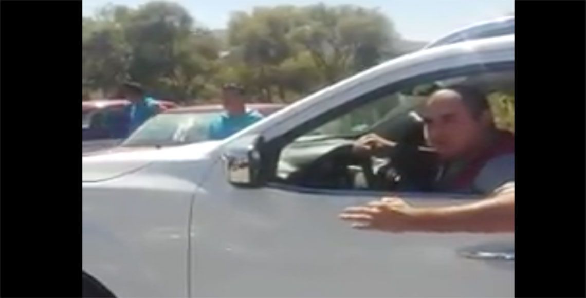 Hombre se abre paso impactando a un taxi durante bloqueo en Oaxaca