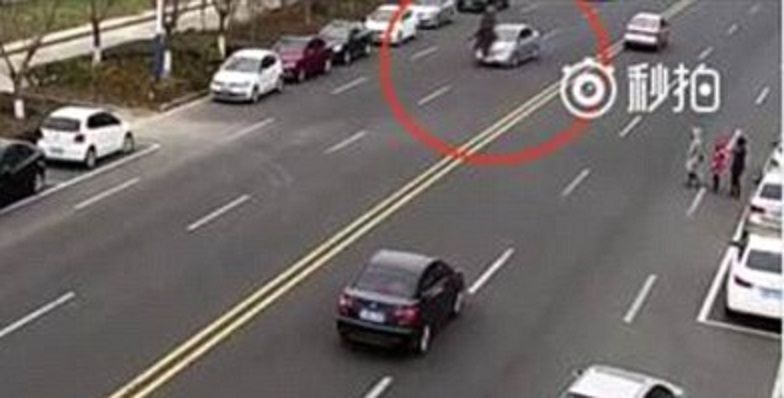 #Viral: caballo impacta contra auto en China