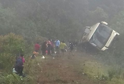 Camión cae a barranco dejando dos muertos y 24 heridos