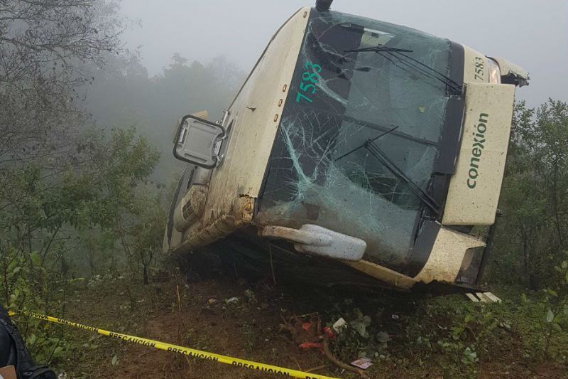 Camión cae a barranco dejando dos muertos y 24 heridos - camión-I
