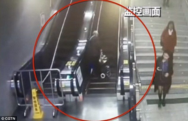 Video: mujer cae de escalera eléctrica y otra corre a ayudarle