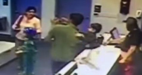 #Viral empleado evita caída de niño