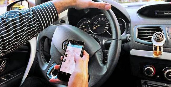 Endurecen penas para quien conduzca y use el celular