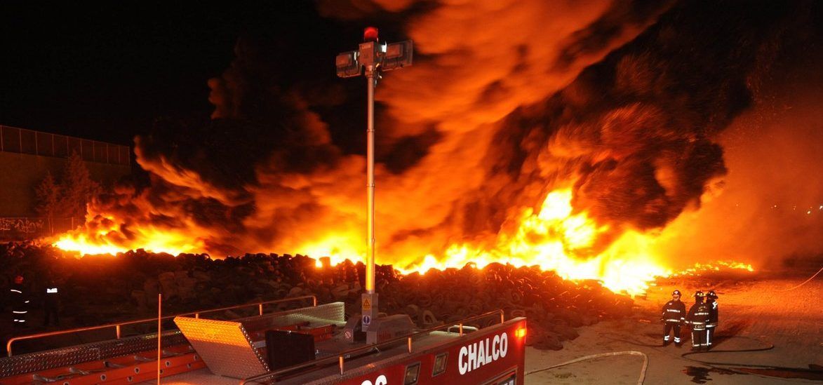 Lote de llantas usadas se incendia en Chalco