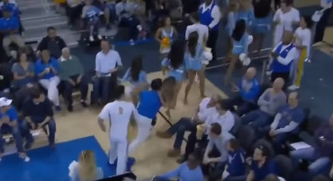 Video: doble caída de una porrista durante partido de basquetbol