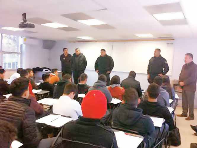 Estudiante amenaza con una pistola a compañeros y maestra en Chihuahua